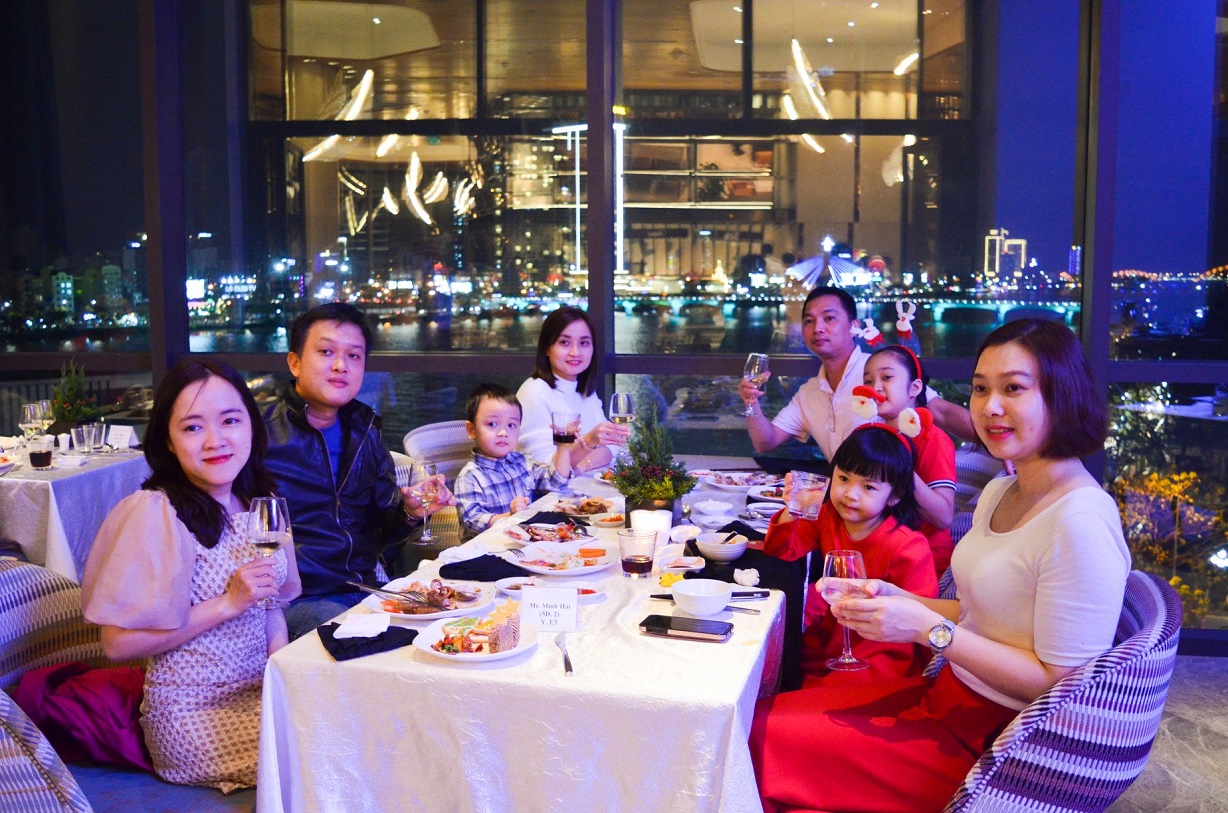 Enjoy a luxurious world-class buffet at The Square - Novotel Premier Han River 14