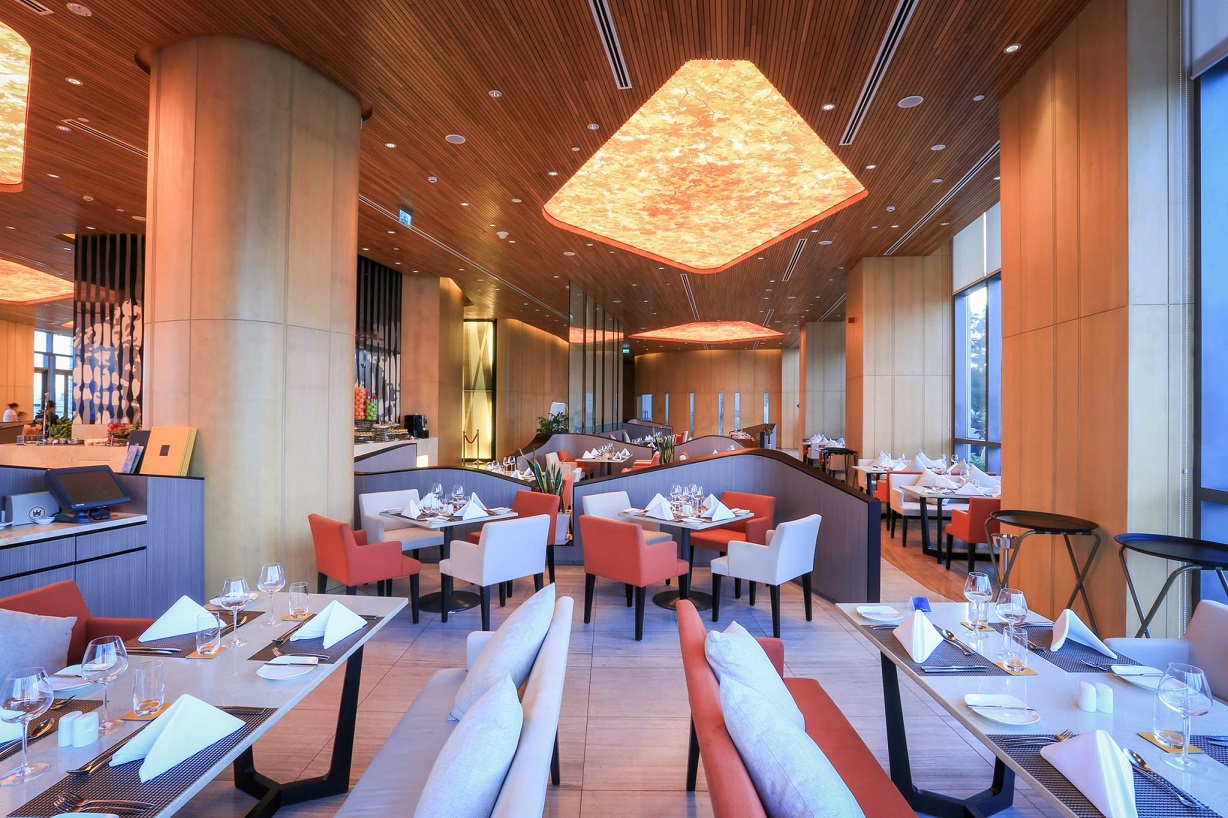 Enjoy a luxurious world-class buffet at The Square - Novotel Premier Han River 4