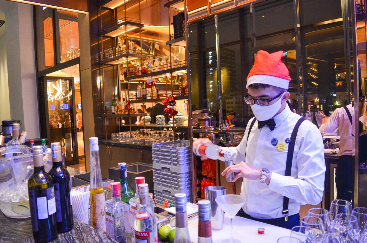Enjoy a luxurious world-class buffet at The Square - Novotel Premier Han River 6