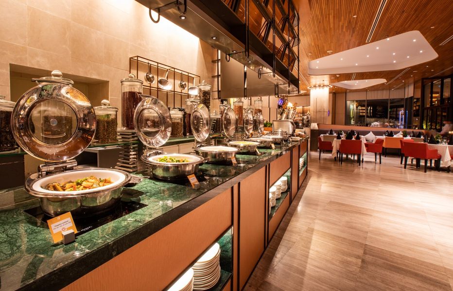 Enjoy a luxurious world-class buffet at The Square - Novotel Premier Han River 11