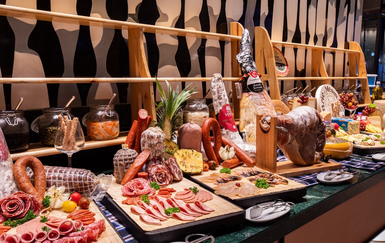 Enjoy a luxurious world-class buffet at The Square - Novotel Premier Han River 7