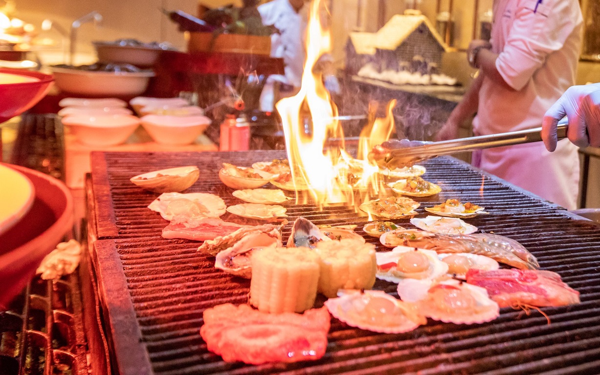 Enjoy a luxurious world-class buffet at The Square - Novotel Premier Han River 8