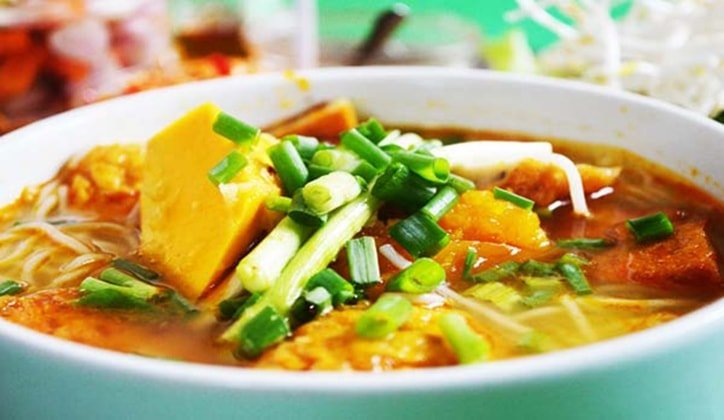 Enjoy Da Nang's famous delicious fish ball noodle soup at 109 Nguyen Chi Thanh 4