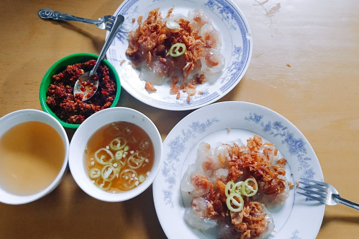 Enjoy traditional Hue cuisine at Mu Do 5 cake shop