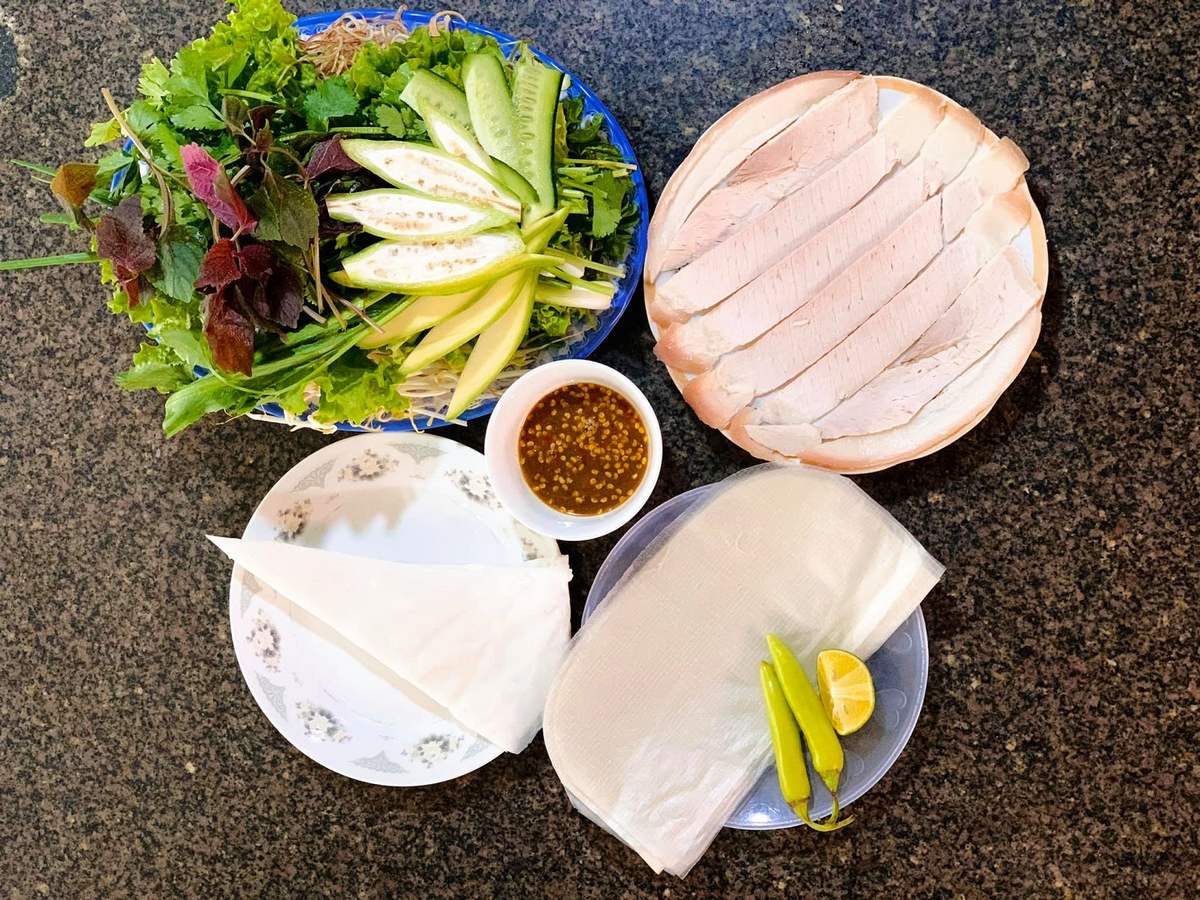 Enjoy irresistible delicious flavors at Quan Mau - Da Nang pork rice paper specialty 3
