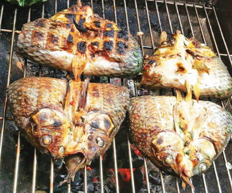 Enjoy Pa Pinh Top, the famous grilled fish specialty 4