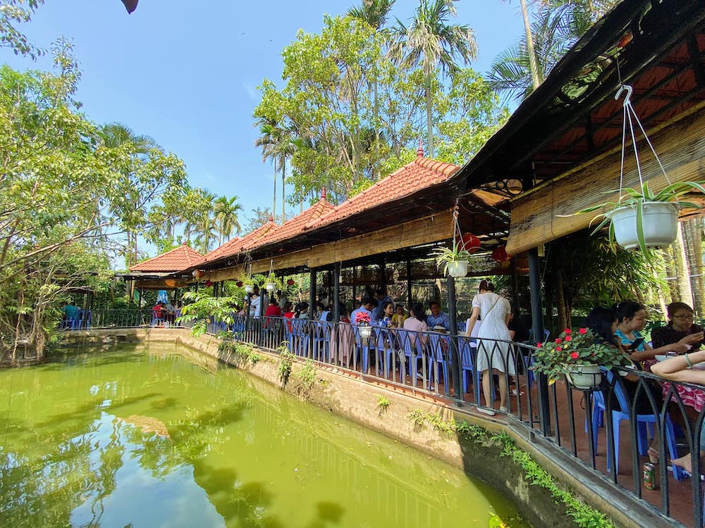 Enjoy Hue cuisine to the fullest at Duyen Que 7 restaurant
