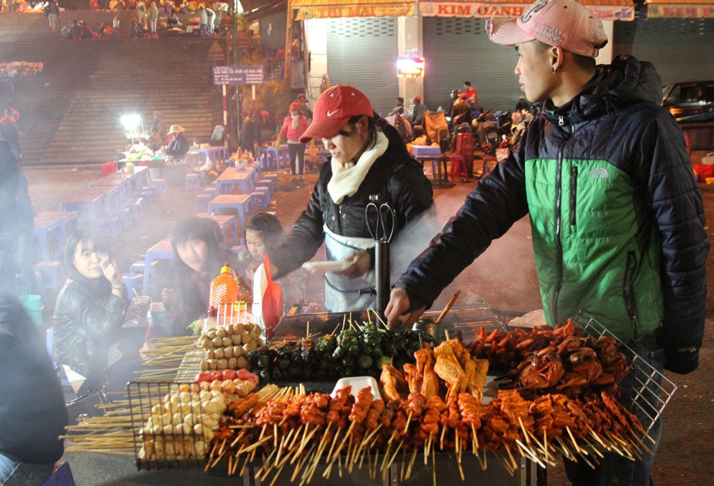 Enjoy grilled skewers in the cold weather of Da Lat 9