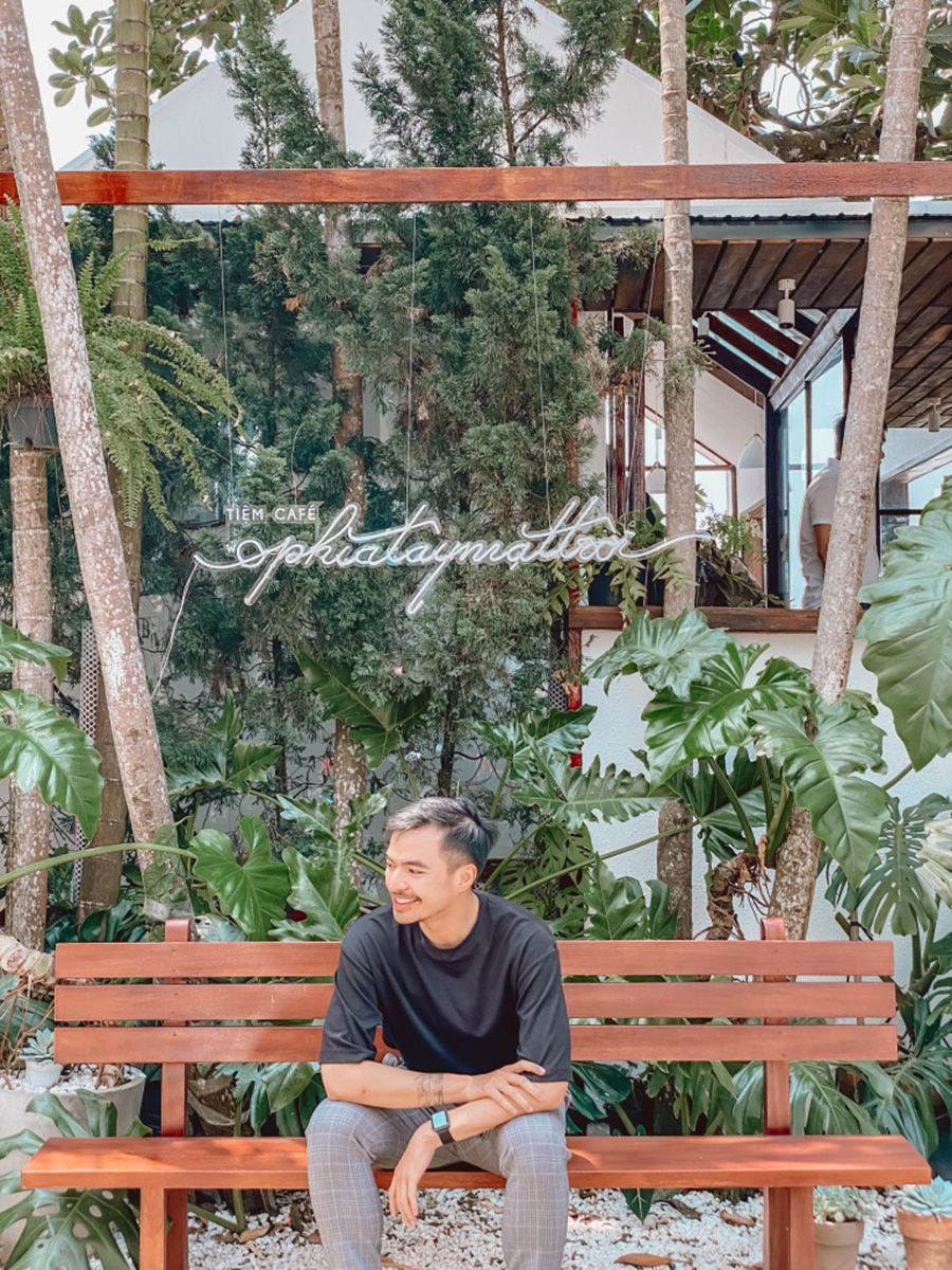 West Coffee Shop The sun has just appeared and it's already causing sadness 13