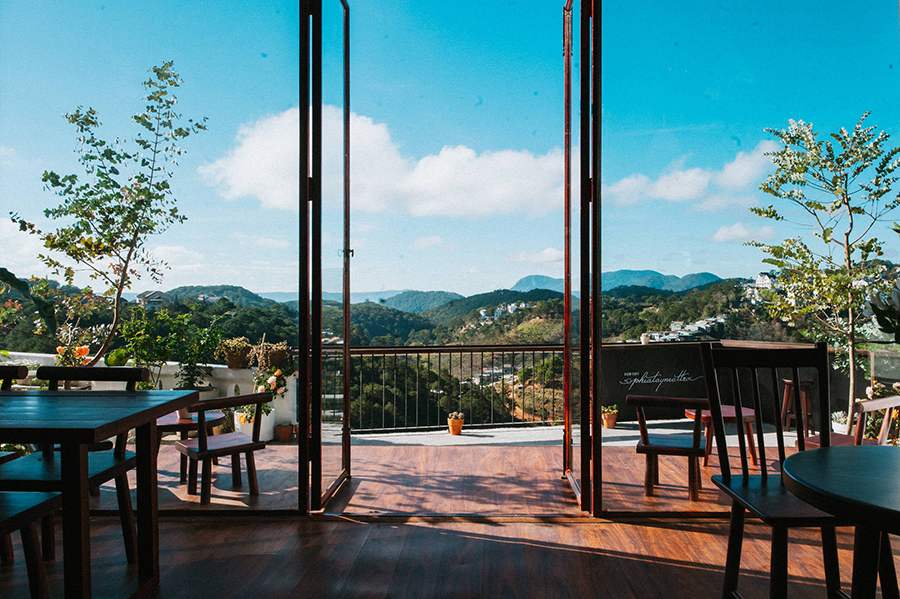 West Coffee Shop The sun has just appeared and it's already causing sadness 5