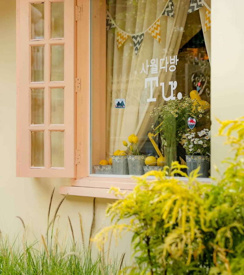 April Tea Shop, a place to avoid the heat in bustling Saigon 7