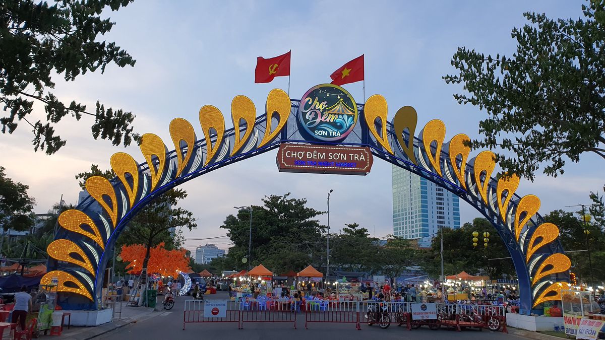 Top 6 famous night markets in Da Nang that you should not miss 12