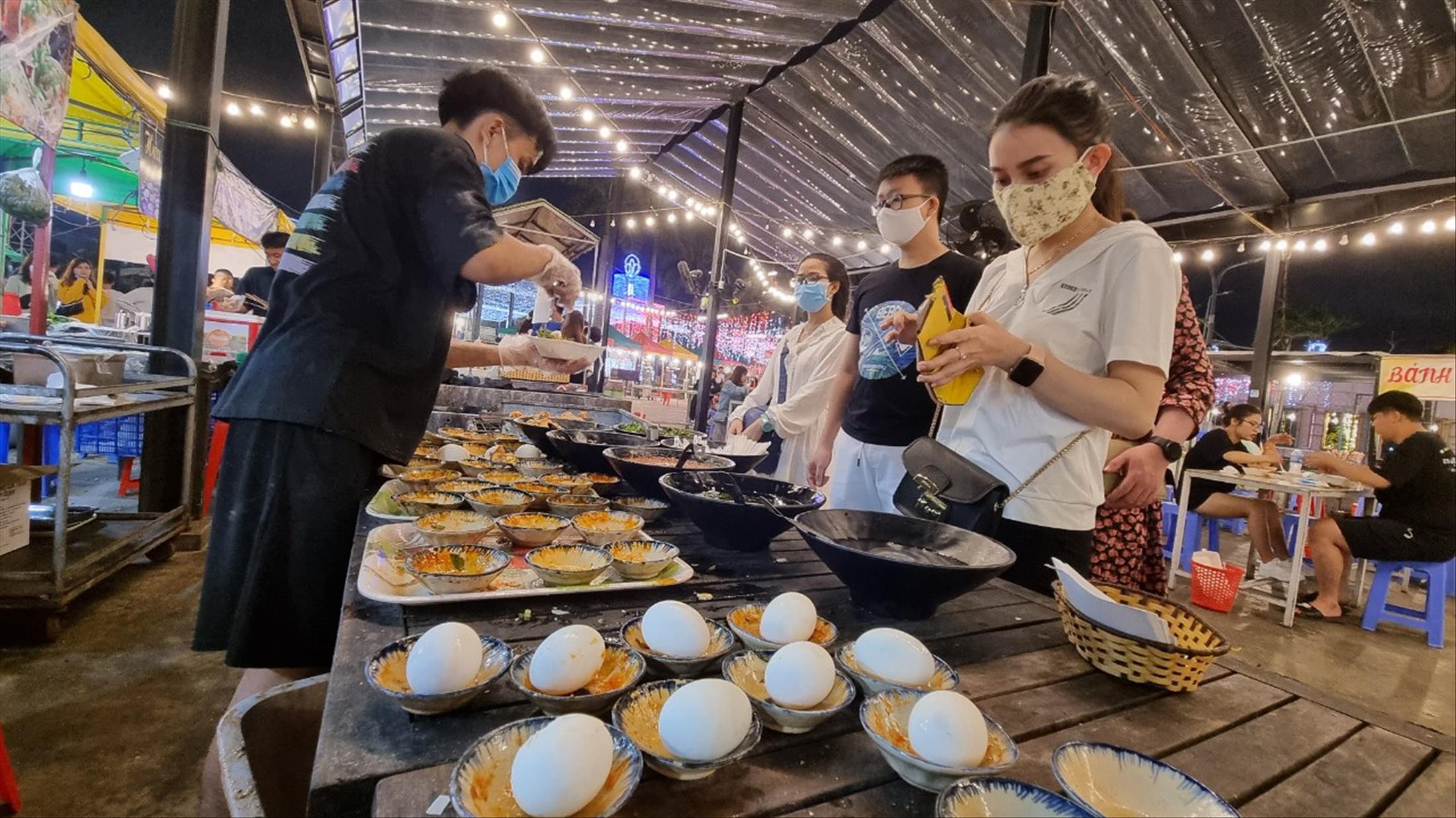 Top 6 famous night markets in Da Nang that you should not miss 2