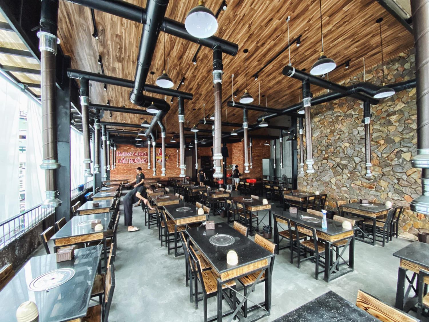 Top 8 Da Nang pubs with affordable prices famous for drunk diners who forget the way home 2