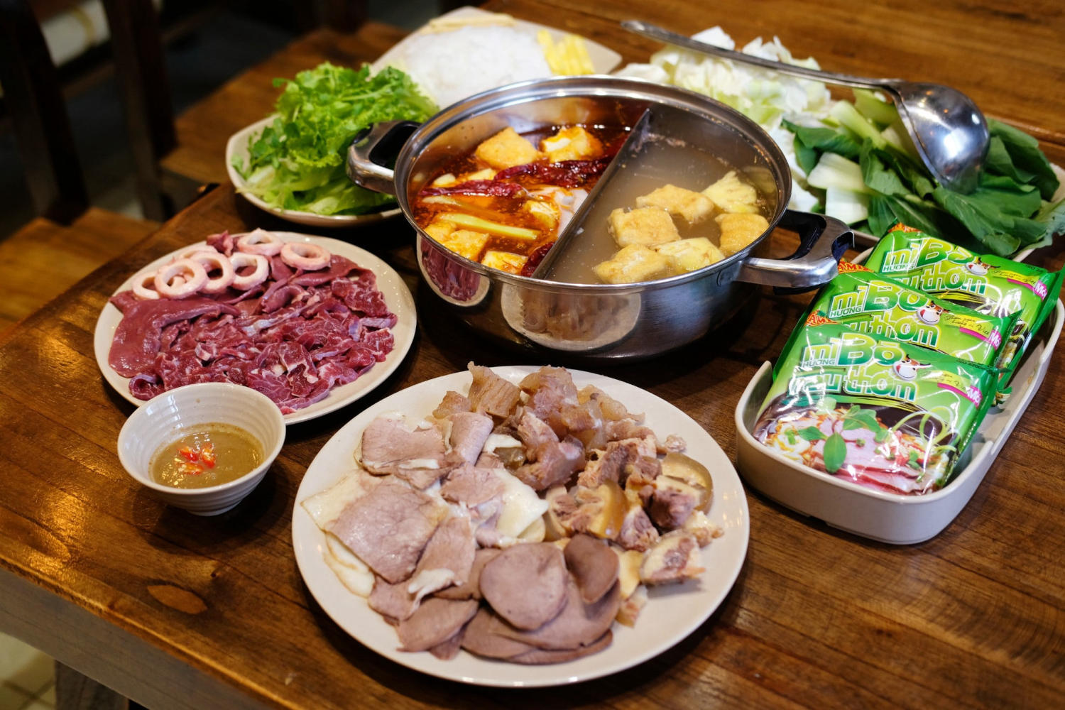 Top 8 Danang pubs with affordable prices famous for drunk diners who forget their way home 3
