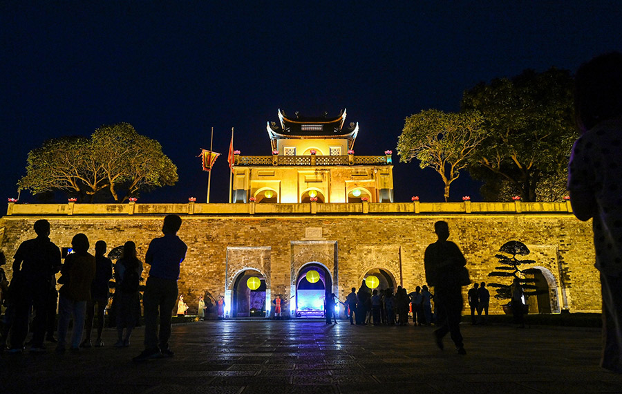 Night tour to explore the Imperial Citadel of Thang Long, Hanoi, to find its historical roots 2