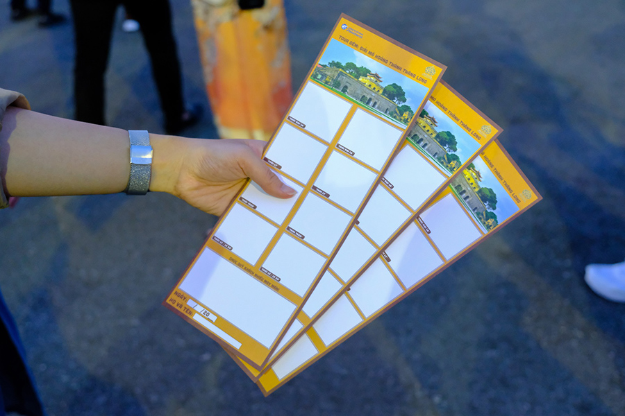 Night tour to explore the Imperial Citadel of Thang Long, Hanoi, to find its historical roots 3