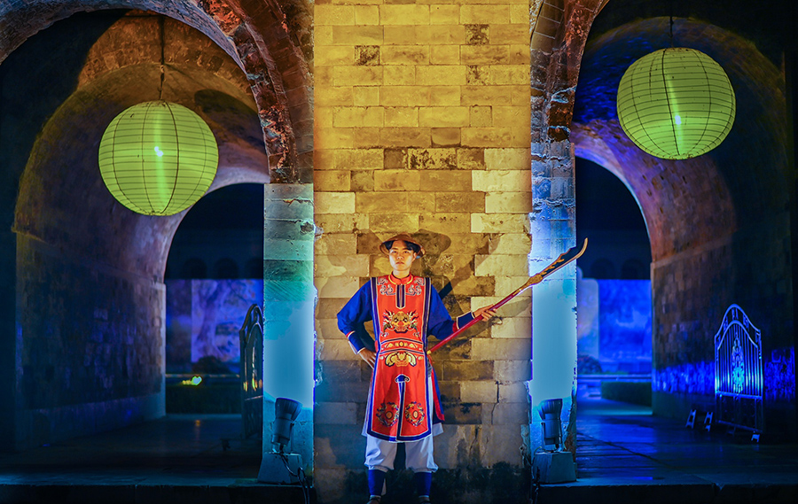 Night tour to explore the Imperial Citadel of Thang Long, Hanoi, to find its historical roots 5