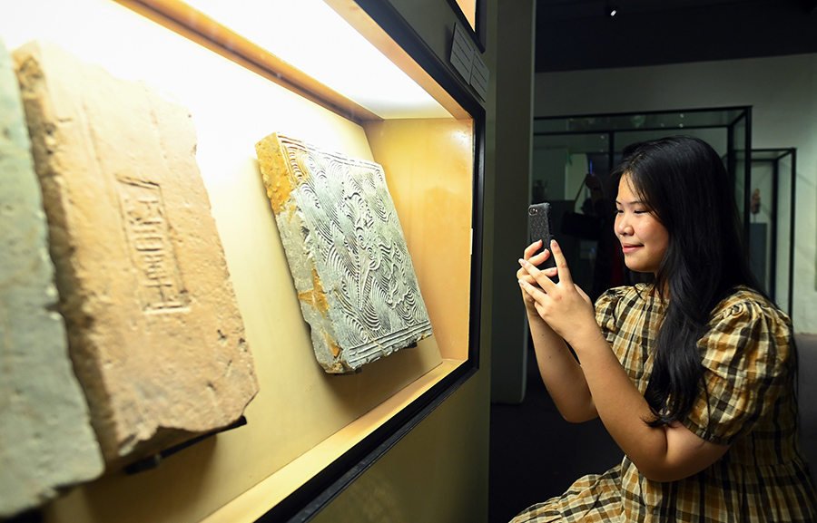 Night tour to explore Thang Long Imperial Citadel in Hanoi to find its historical roots 6