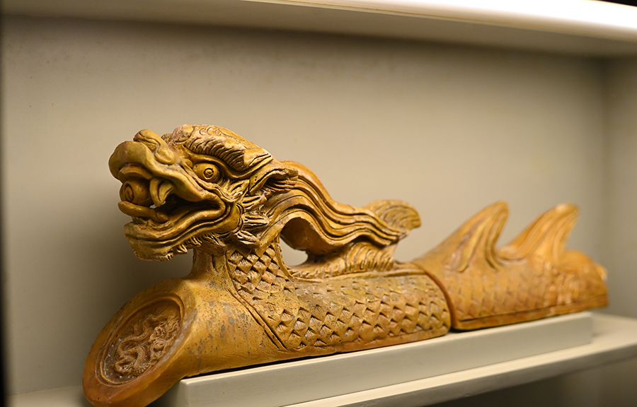 Night tour to explore the Imperial Citadel of Thang Long, Hanoi, to find its historical roots 7