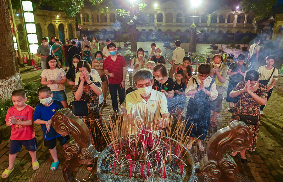 Night tour to explore the Imperial Citadel of Thang Long, Hanoi, to find its historical roots 9