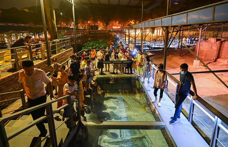 Night tour to explore the Imperial Citadel of Thang Long, Hanoi, to find its historical roots 10