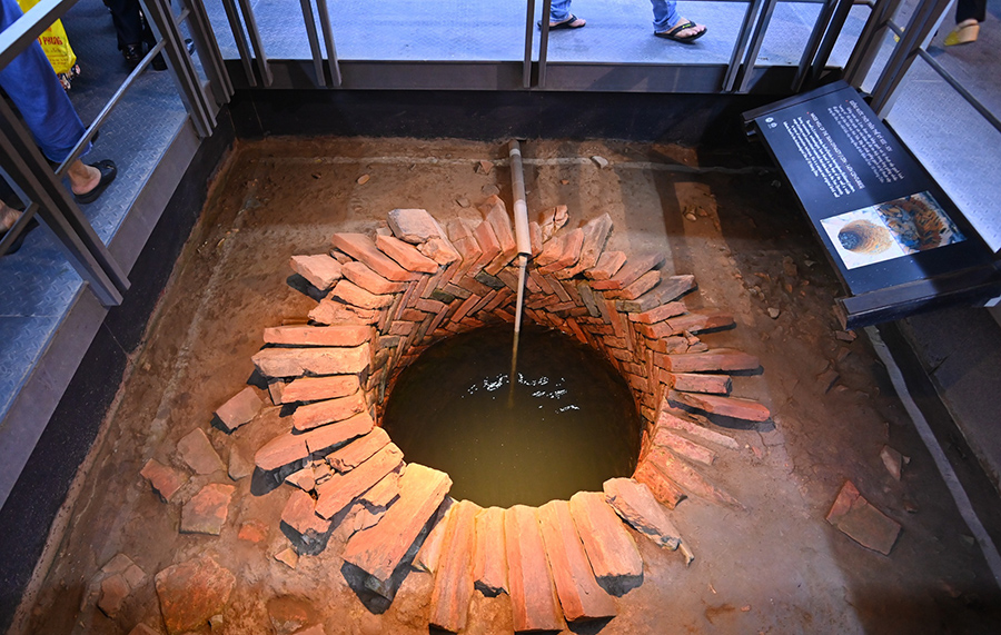 Night tour to explore the Imperial Citadel of Thang Long, Hanoi, to find its historical roots 11