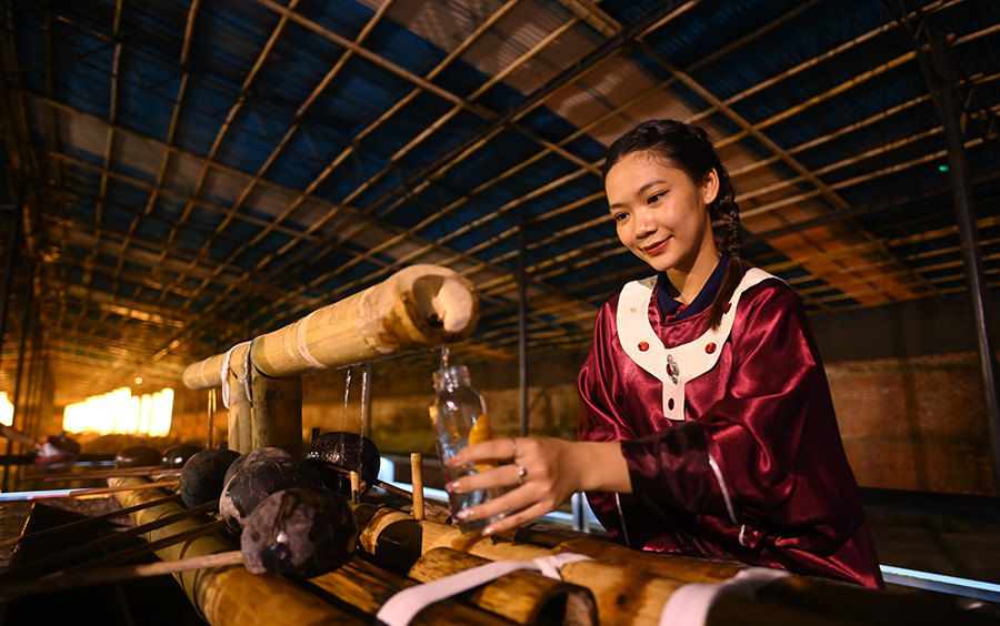 Night tour to explore the Imperial Citadel of Thang Long, Hanoi, to find its historical roots 12