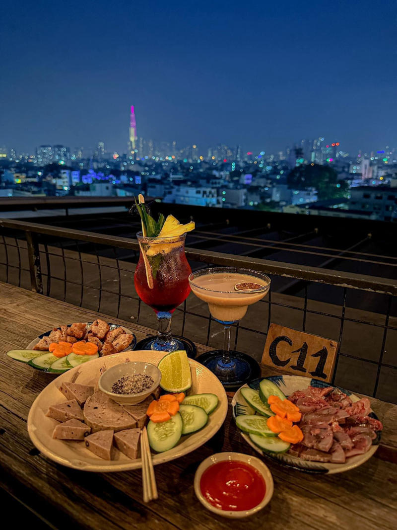 Go to New Moon Rooftop to admire the view of Saigon at night from 11 meters high