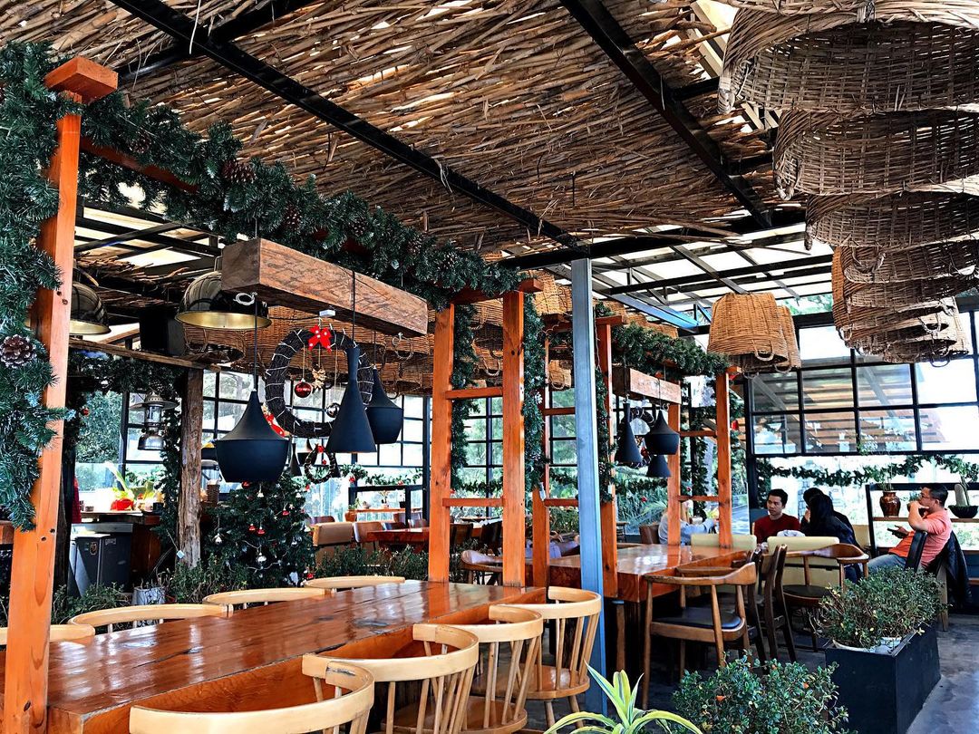 Up Coffee Da Lat - Vintage style attracts young people in Da Lat 8