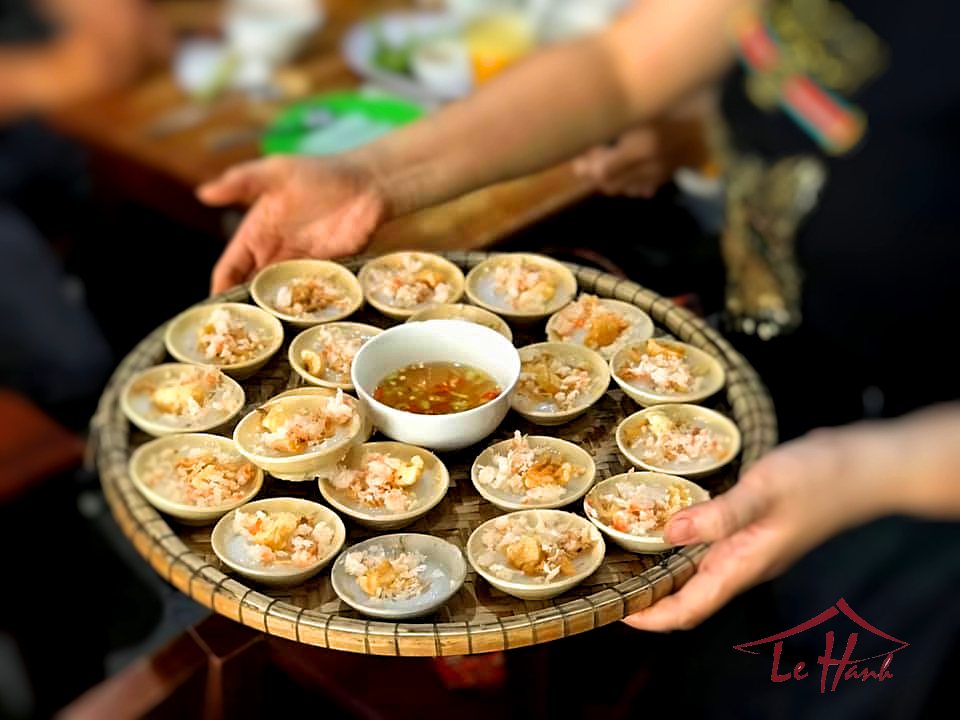 Returning to the ancient capital, remember to visit the banh canh Hanh shop to enjoy the flavors of Hue that make tourists fall in love