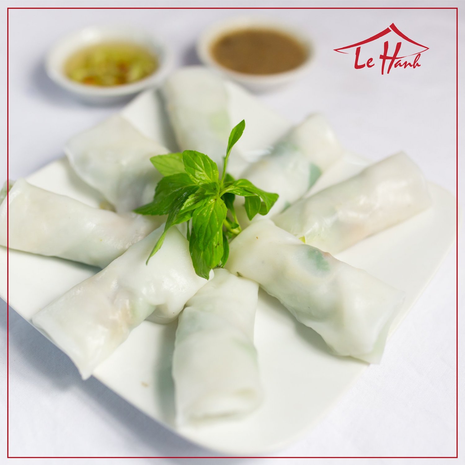 Returning to the ancient capital, remember to visit Hanh pleasure cake shop to enjoy the flavors of Hue that make tourists fall in love