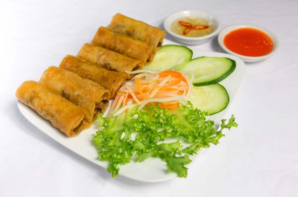Returning to the ancient capital, remember to visit the banh canh Hanh restaurant to enjoy the flavors of Hue that make tourists fall in love