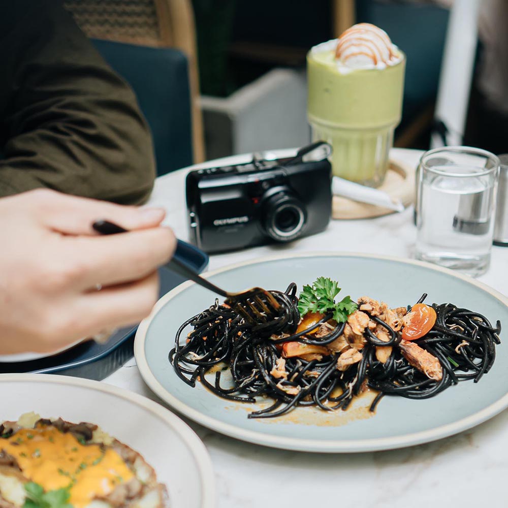 Return to quiet cafes in Da Nang to find some peace amid the chaos and worries of life 15