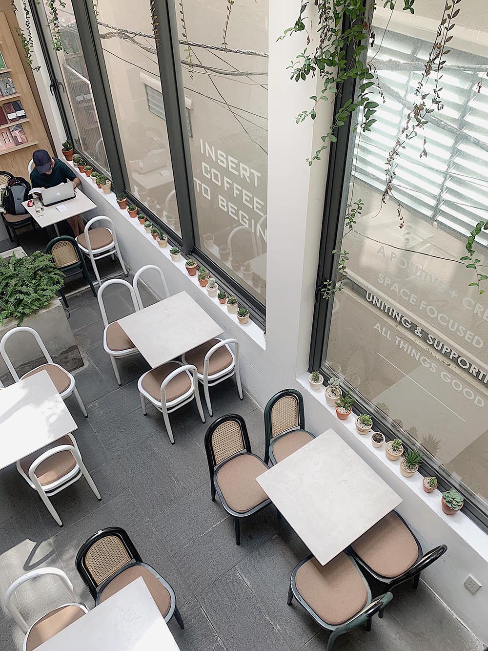 Return to quiet cafes in Da Nang to find some peace amid the chaos and worries of life 11