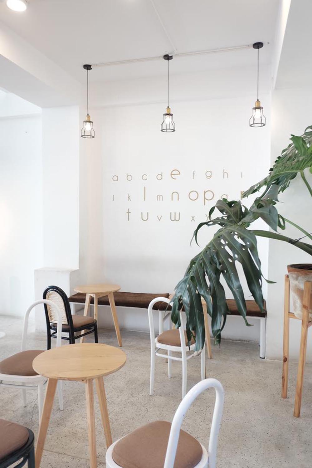 Return to quiet cafes in Da Nang to find some peace amid the chaos and worries of life 12