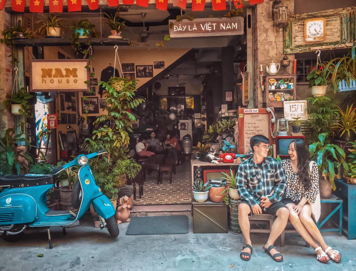 Return to quiet cafes in Da Nang to find some peace amid the chaos and worries of life 16