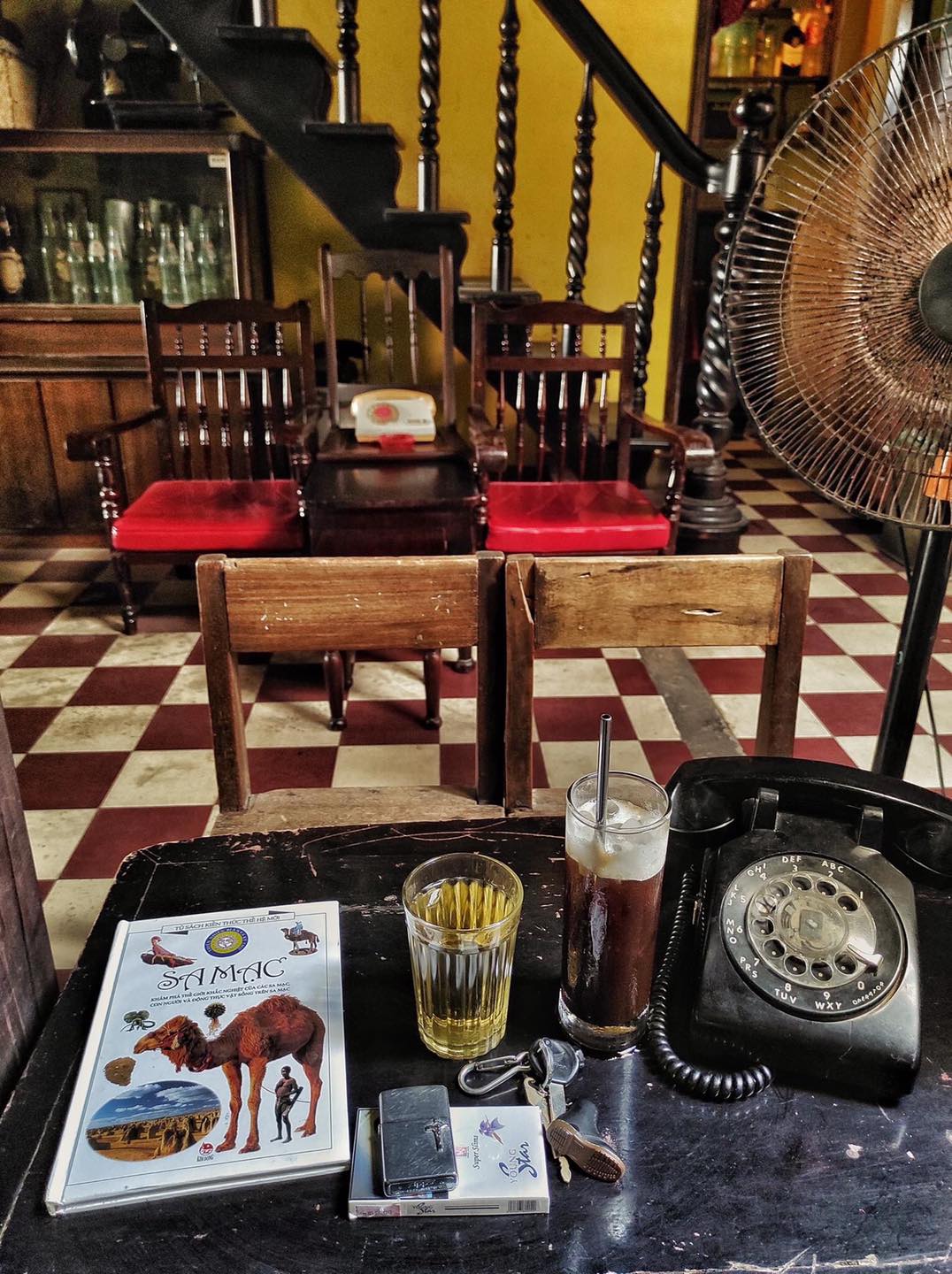 Return to quiet cafes in Da Nang to find some peace amid the chaos and worries of life 18