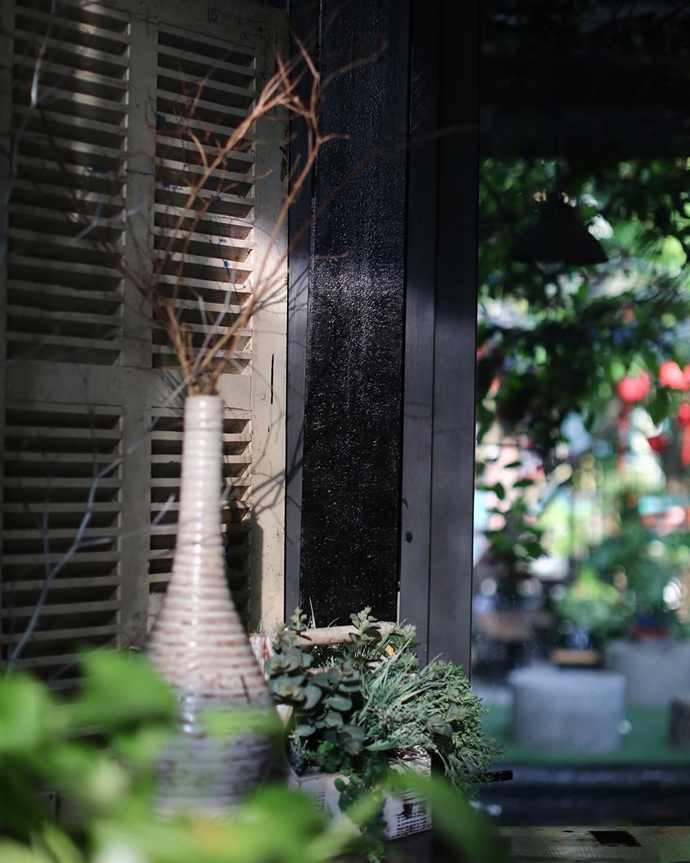 Return to quiet cafes in Da Nang to find some peace amid the chaos and worries of life 3
