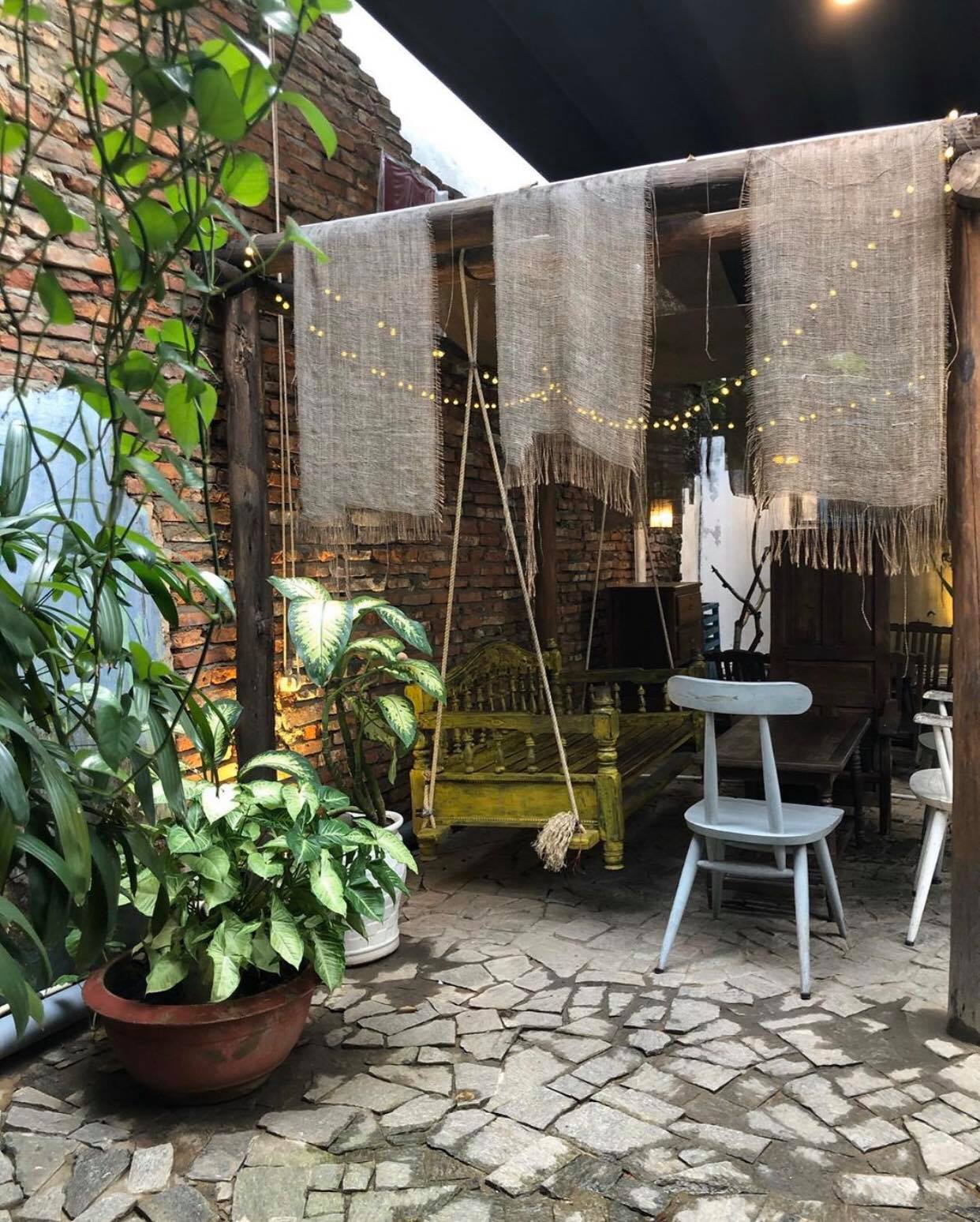 Return to quiet cafes in Da Nang to find some peace amid the chaos and worries of life 20