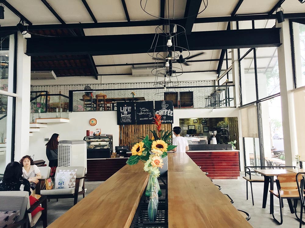 Return to quiet cafes in Da Nang to find some peace amid the chaos and worries of life 8
