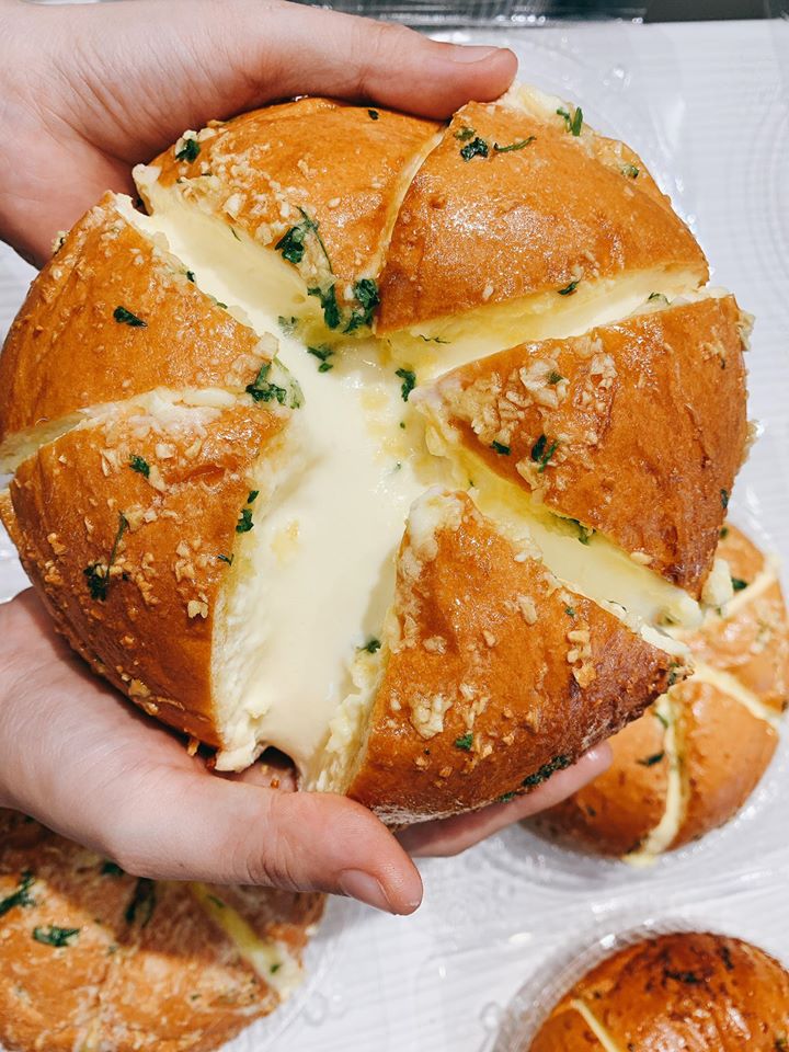 The delicious taste is forever impressive with the top 5 garlic butter bread shops in Da Nang 2