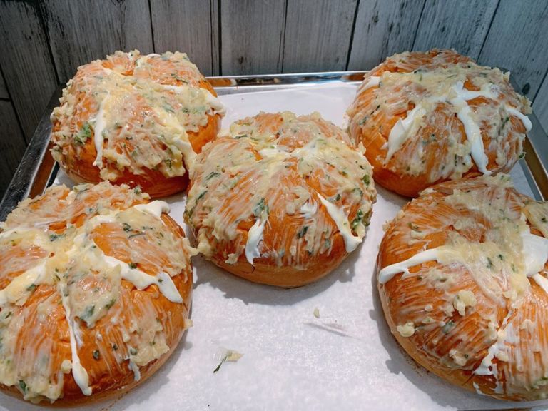 The delicious taste is forever impressive with the top 5 garlic butter bread shops in Da Nang 3