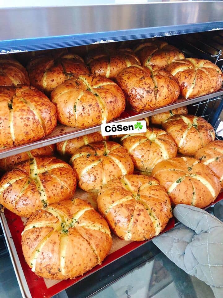 The delicious taste is forever impressive with the top 5 garlic butter bread shops in Da Nang 5