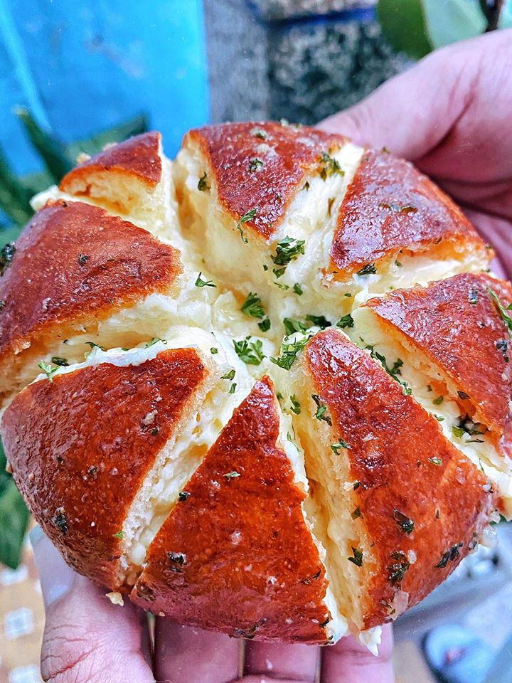 The delicious taste is forever impressive with the top 5 garlic butter bread shops in Da Nang 6