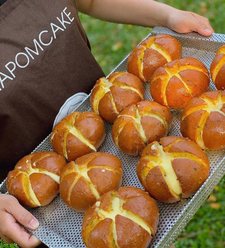 The delicious taste is forever impressive with the top 5 garlic butter bread shops in Da Nang 8