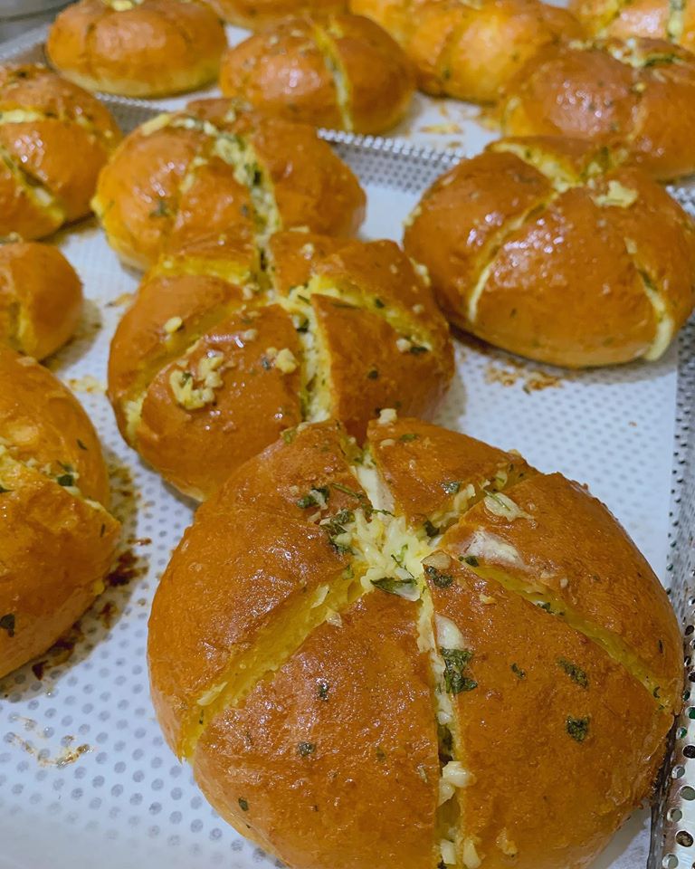 The delicious taste is forever impressive with the top 5 garlic butter bread shops in Da Nang 9