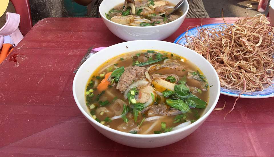Why should you not miss Nguyen Du Hue noodle shop? 3