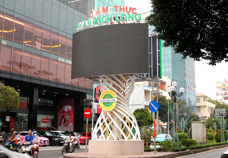 Phan Xich Long Food Street, a dining paradise for young people in Saigon 2