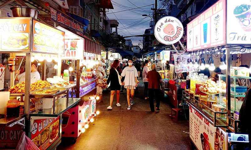 Phan Xich Long Food Street, a dining paradise for young people in Saigon 6